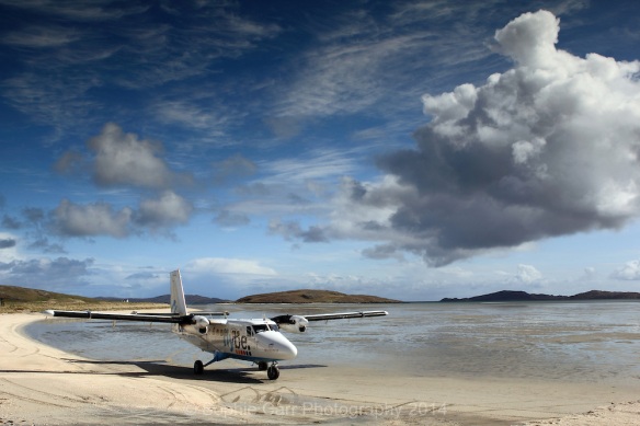 Flybe-Twin-Otter-at-Barra-Airport-Outer-Hebrides-Scotland